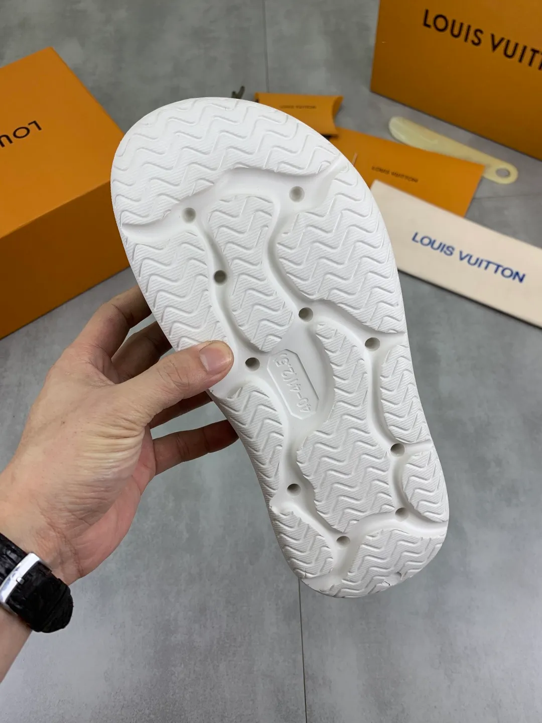 Men's shoes 💰P320💰【New style】🆘 Original quality 【LOUIS VUITTON】The popular Louis Vuitton LV men's slippers on the official website are on sale simultaneously! Original fabric imported from Italy. Original bottom provided by the original factory. Number of yards: 38-44 (customized to 45). Multiple colors to choose from. Fully packaged drawer box.